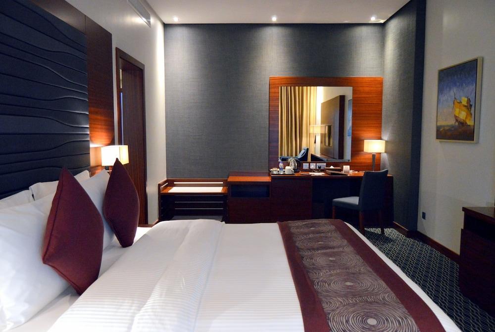 Ramada By Wyndham Manama City Centre Экстерьер фото