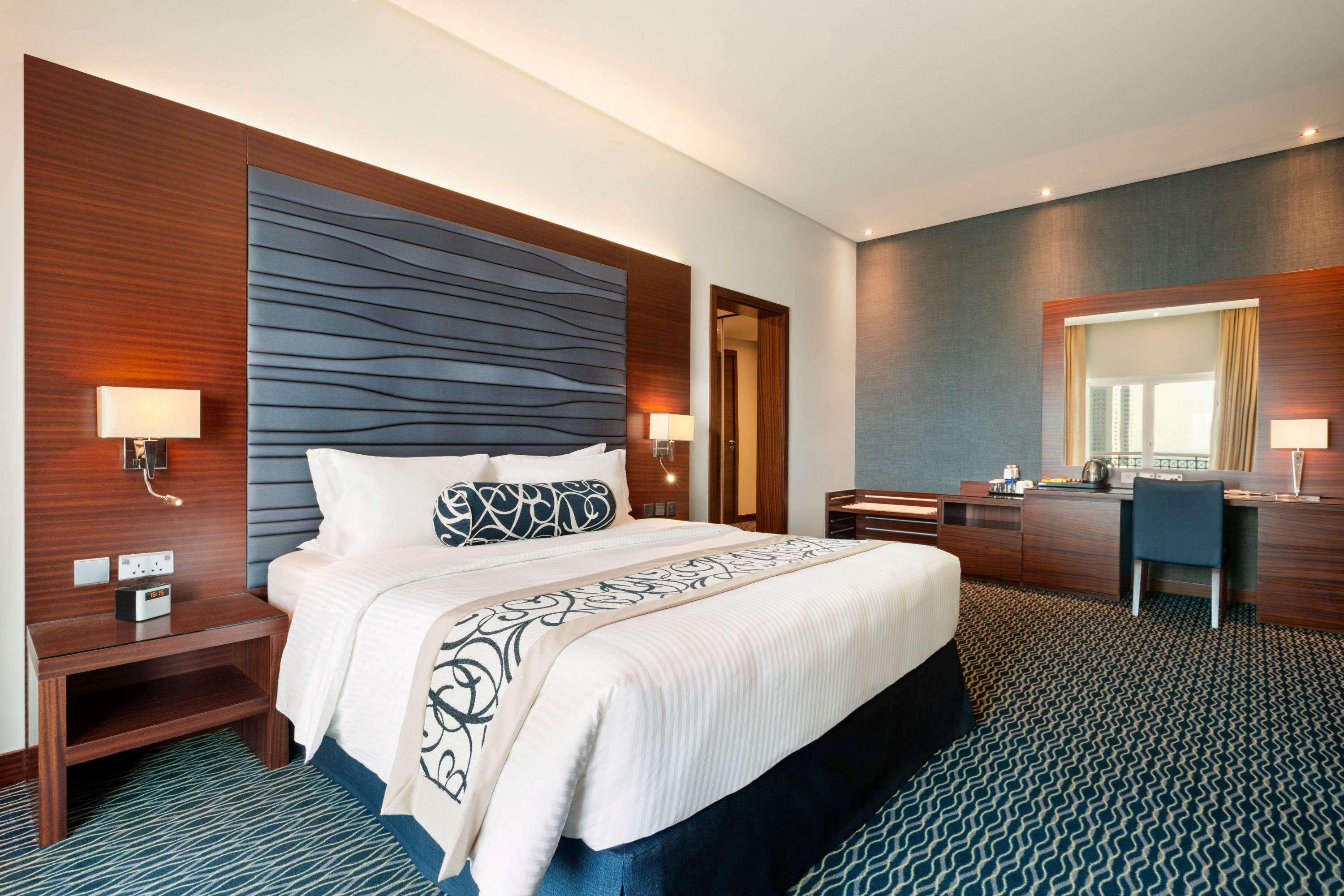 Ramada By Wyndham Manama City Centre Экстерьер фото