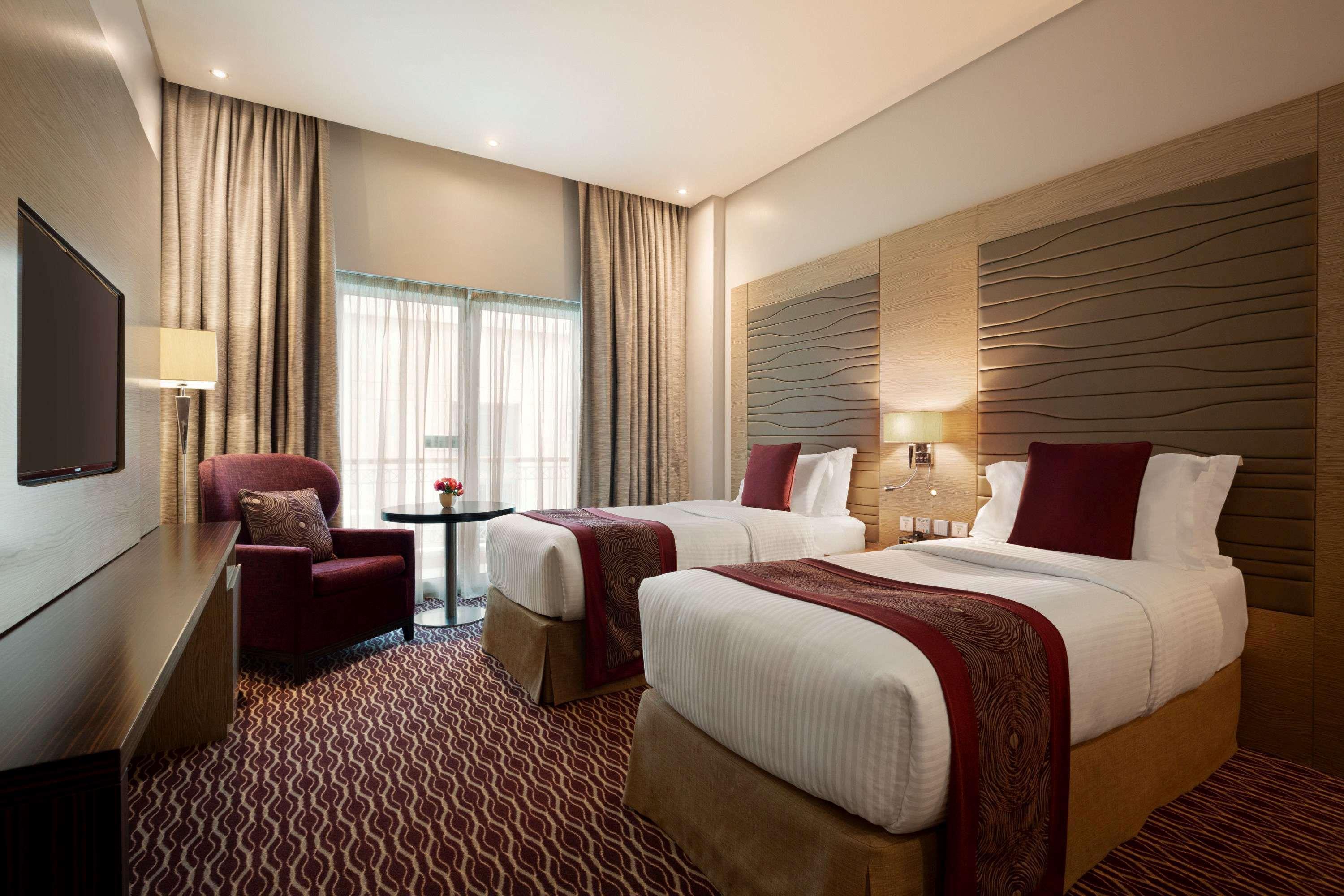 Ramada By Wyndham Manama City Centre Экстерьер фото
