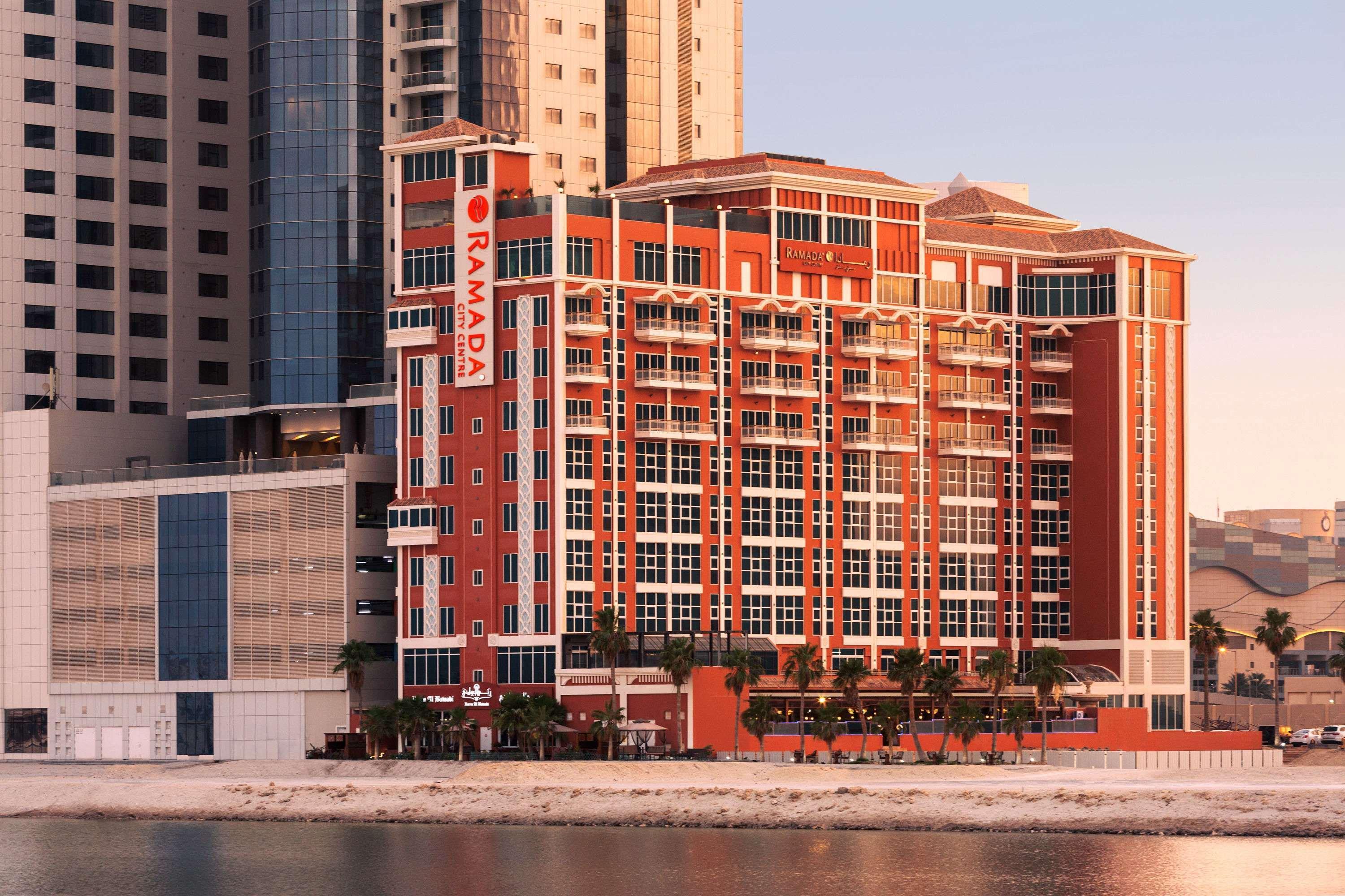 Ramada By Wyndham Manama City Centre Экстерьер фото