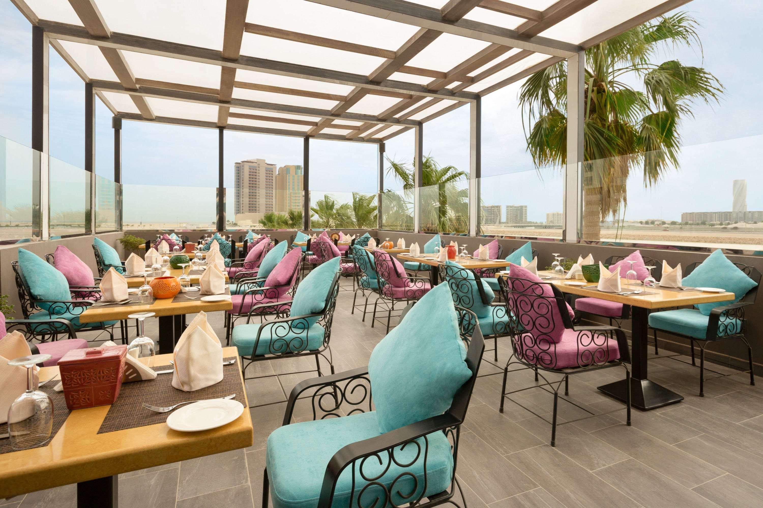 Ramada By Wyndham Manama City Centre Экстерьер фото
