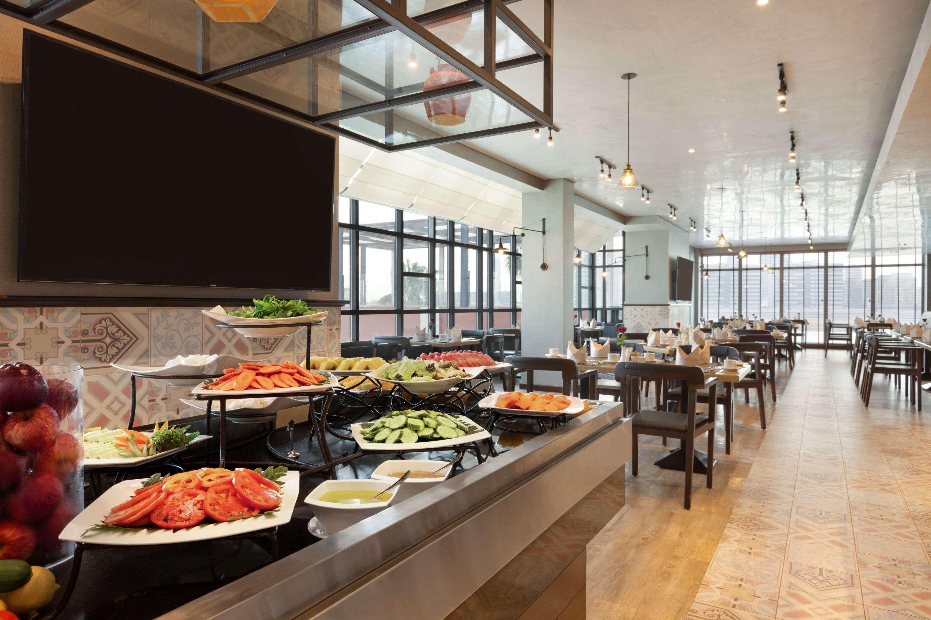 Ramada By Wyndham Manama City Centre Экстерьер фото