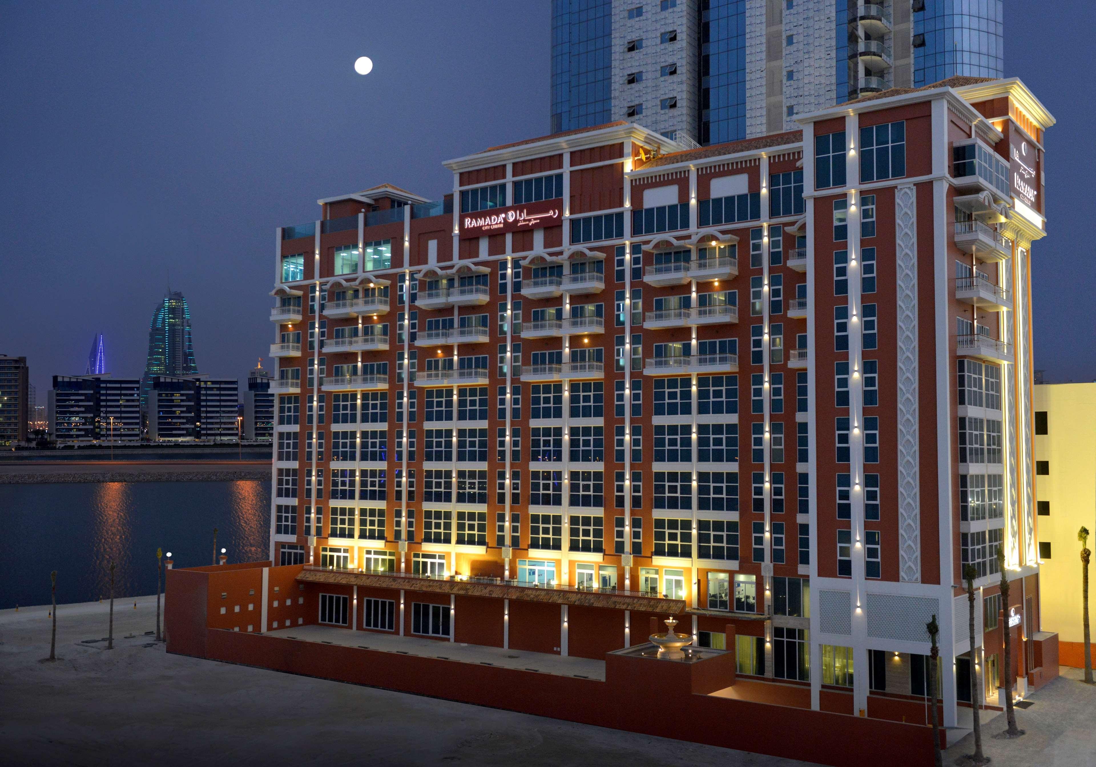 Ramada By Wyndham Manama City Centre Экстерьер фото