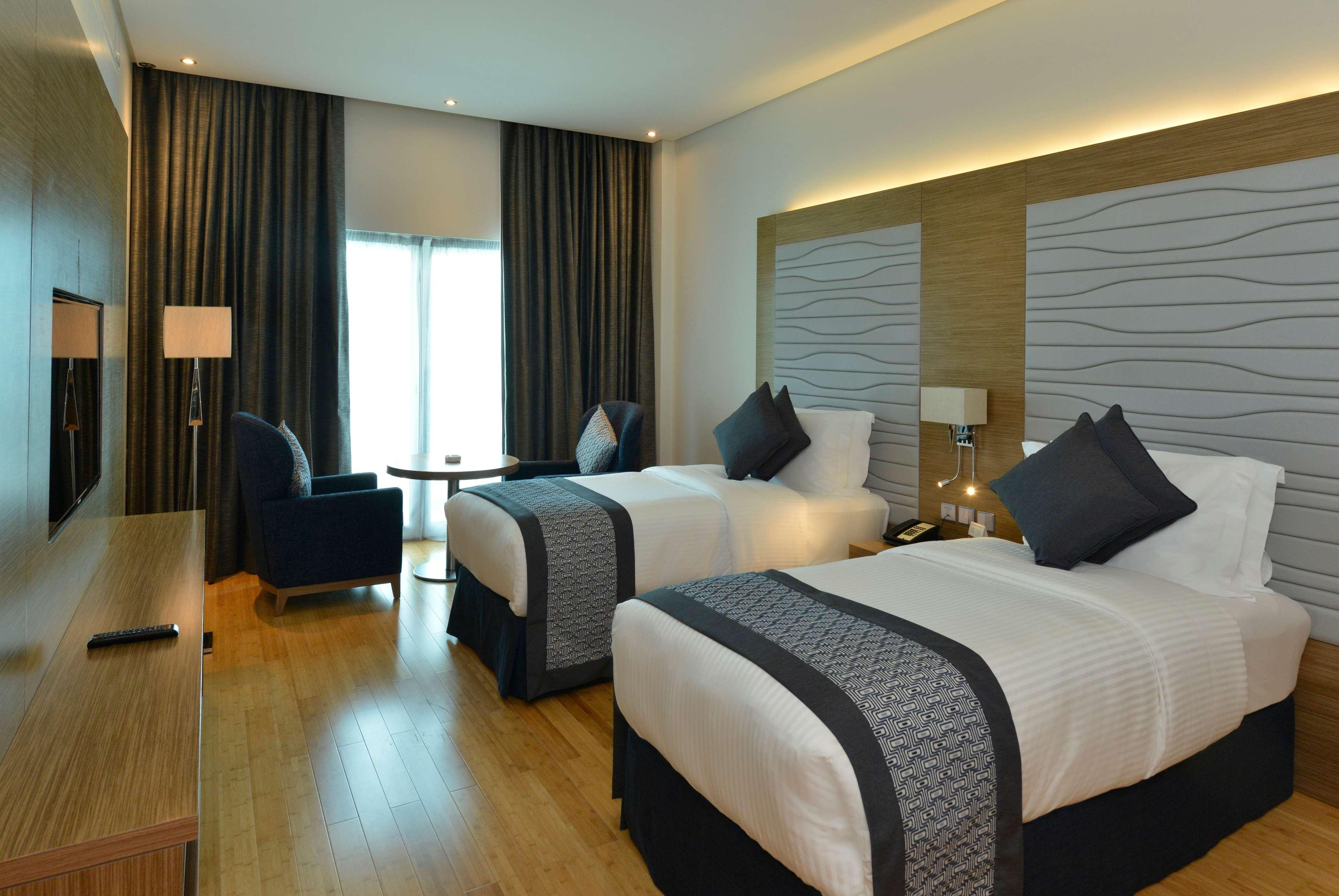 Ramada By Wyndham Manama City Centre Экстерьер фото
