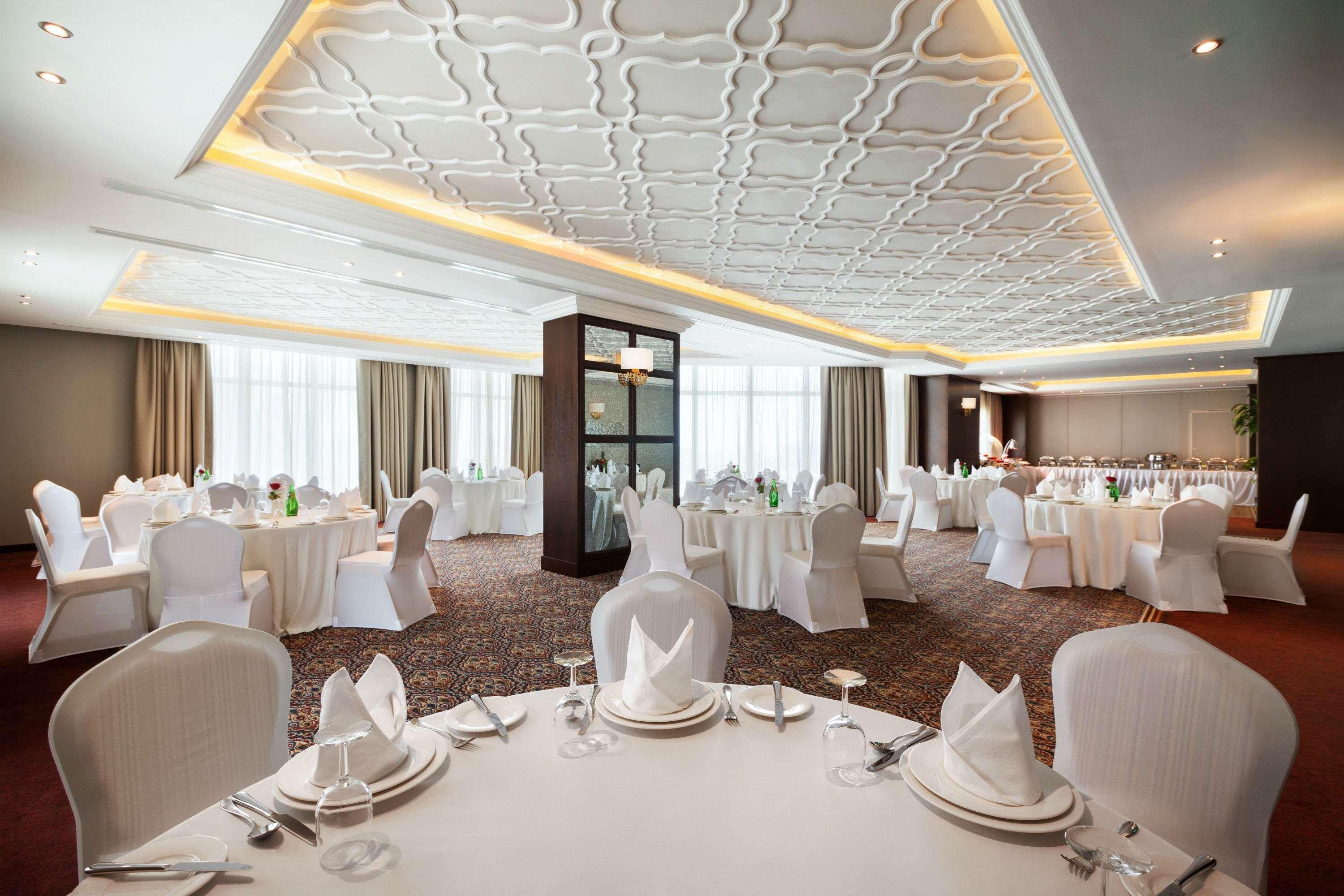 Ramada By Wyndham Manama City Centre Экстерьер фото