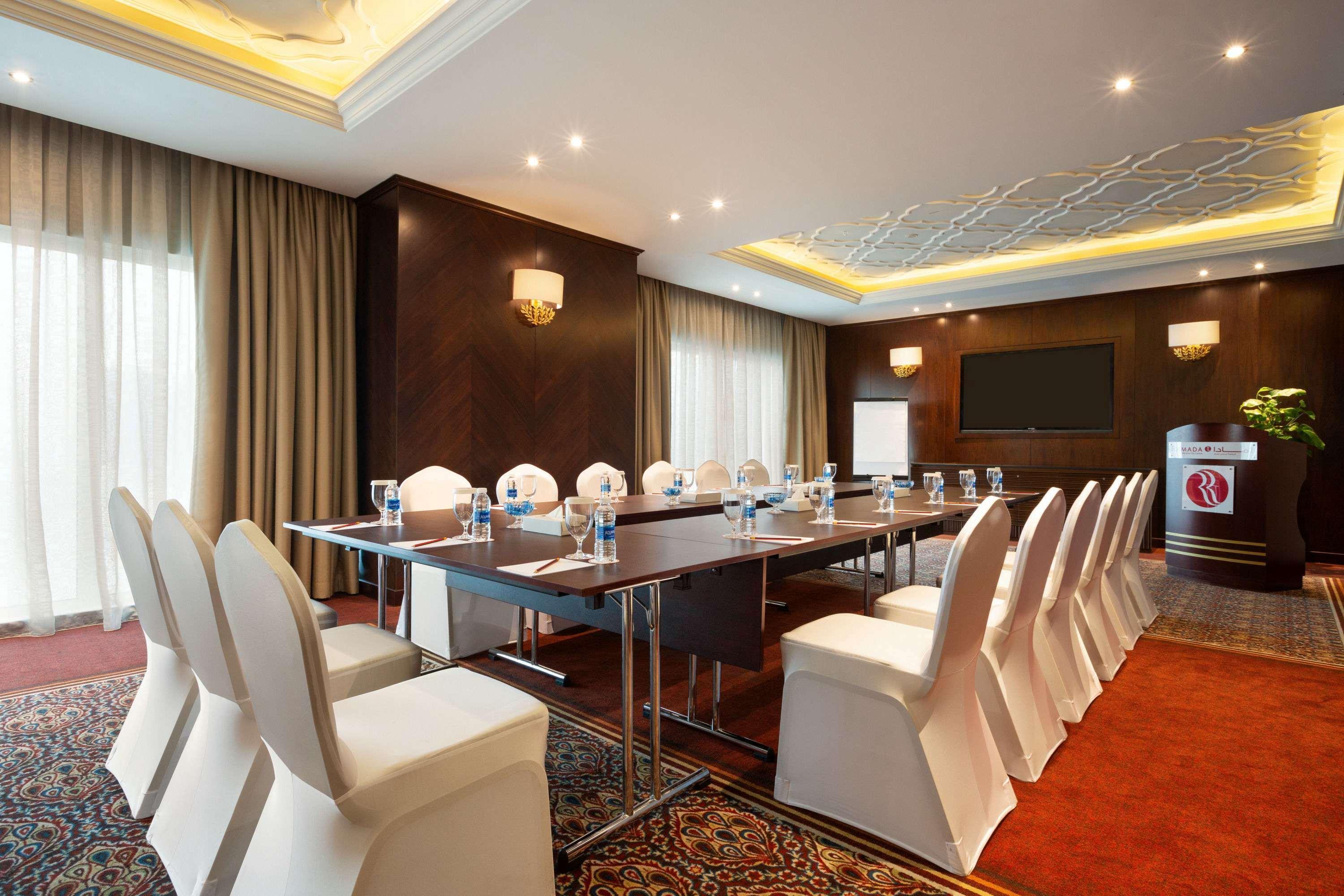 Ramada By Wyndham Manama City Centre Экстерьер фото
