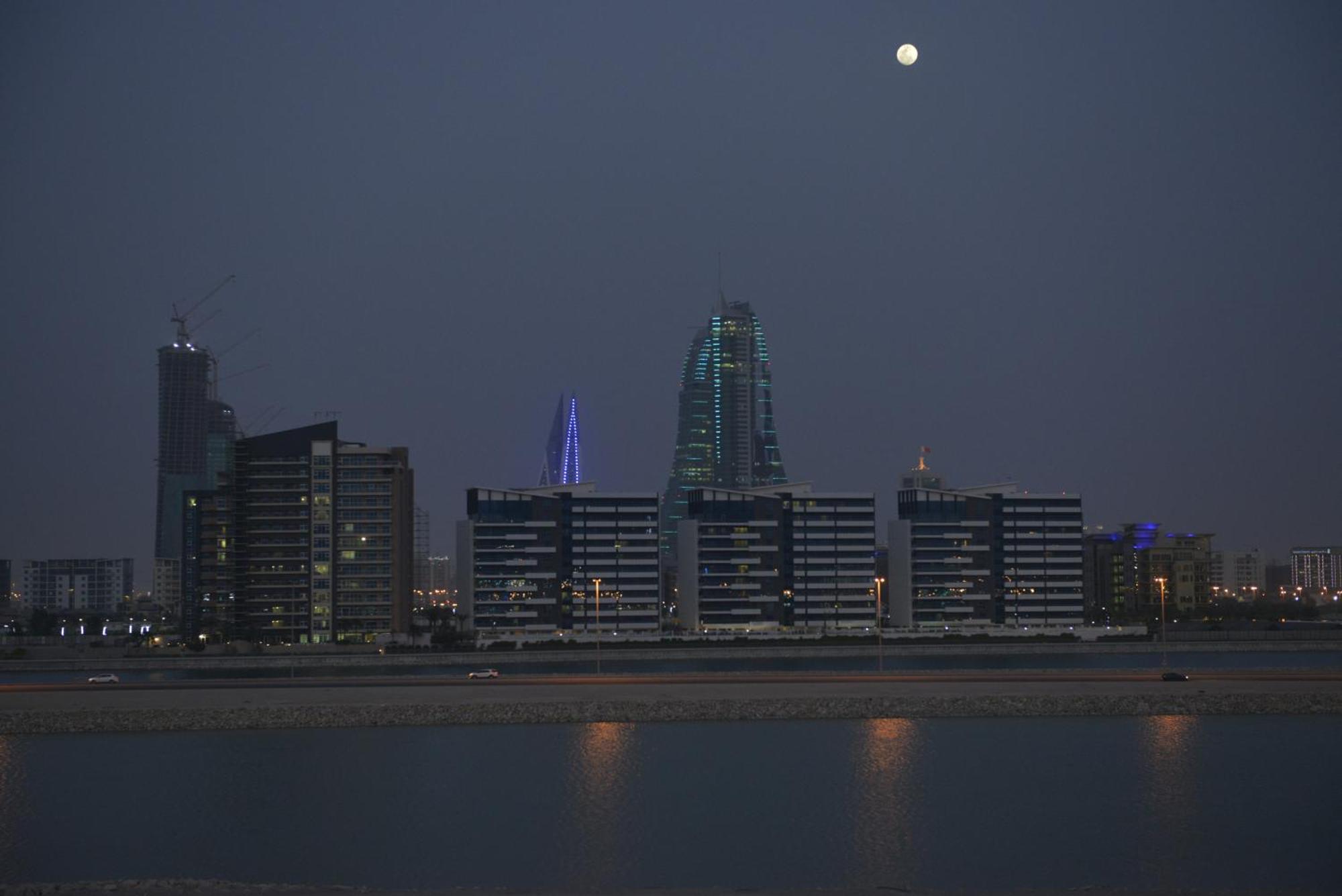 Ramada By Wyndham Manama City Centre Экстерьер фото