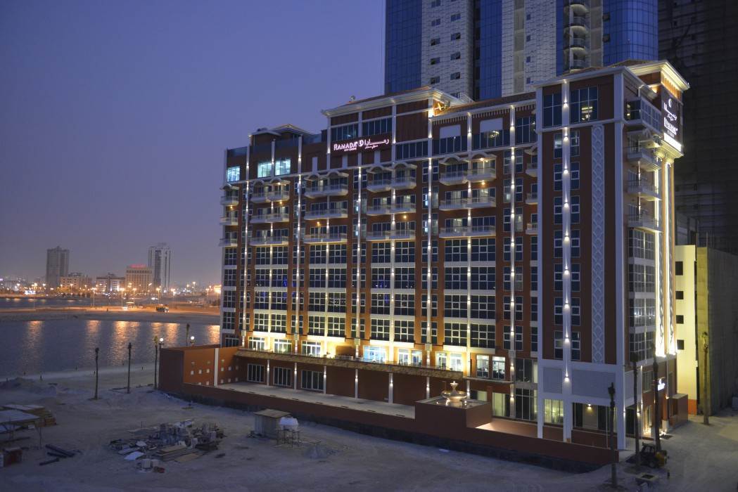Ramada By Wyndham Manama City Centre Экстерьер фото