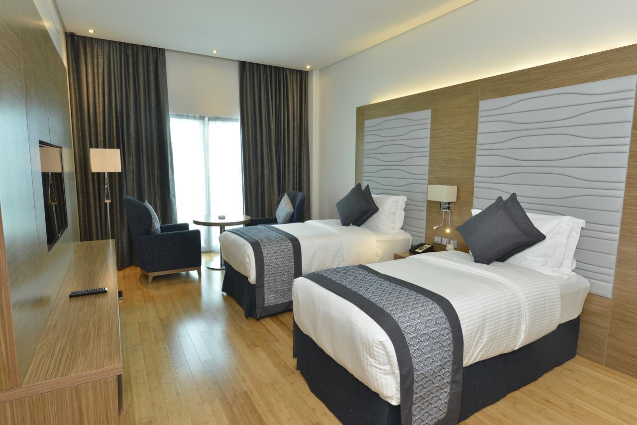 Ramada By Wyndham Manama City Centre Экстерьер фото