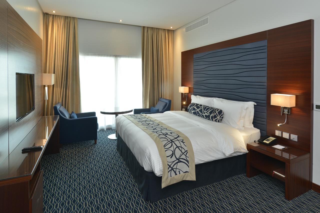 Ramada By Wyndham Manama City Centre Экстерьер фото