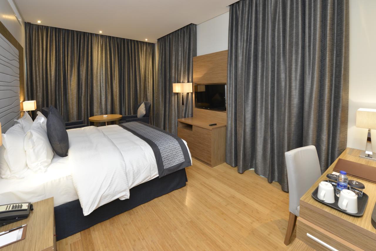 Ramada By Wyndham Manama City Centre Экстерьер фото