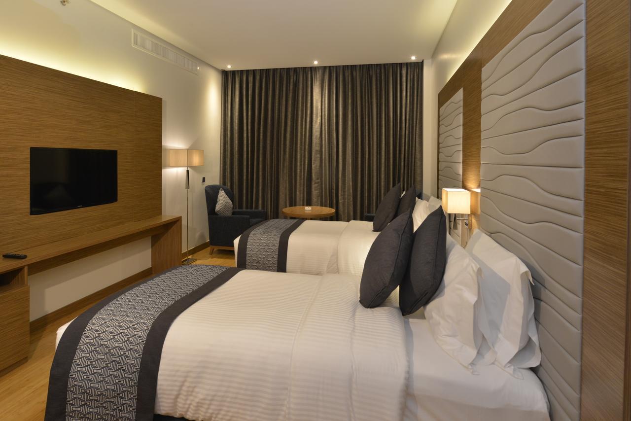 Ramada By Wyndham Manama City Centre Экстерьер фото