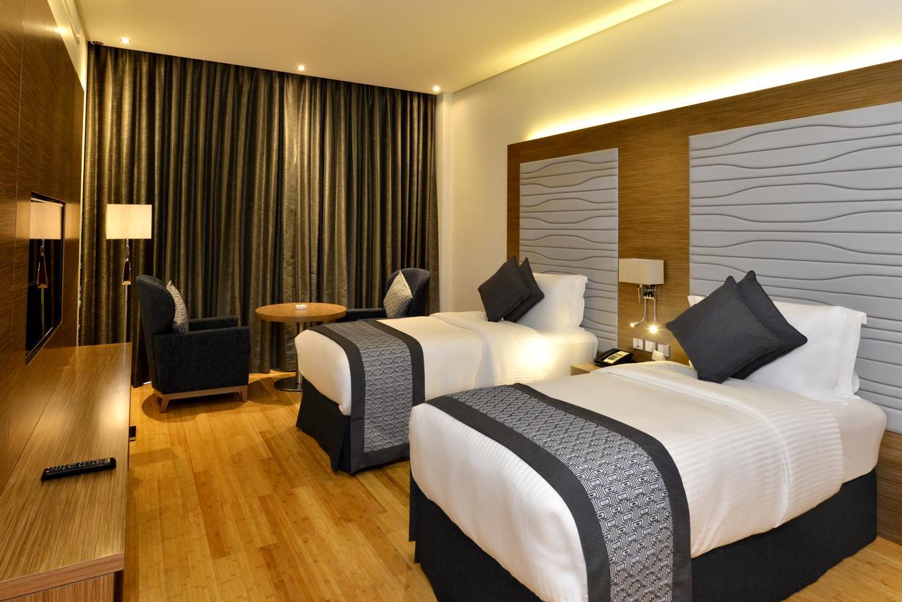 Ramada By Wyndham Manama City Centre Экстерьер фото