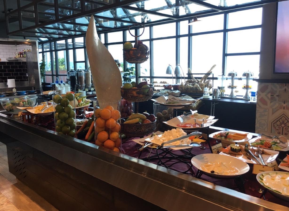 Ramada By Wyndham Manama City Centre Экстерьер фото