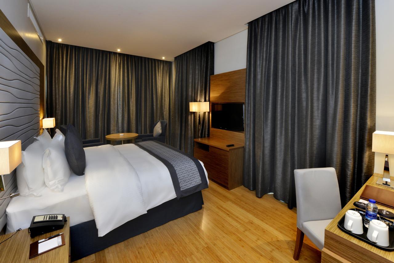 Ramada By Wyndham Manama City Centre Экстерьер фото